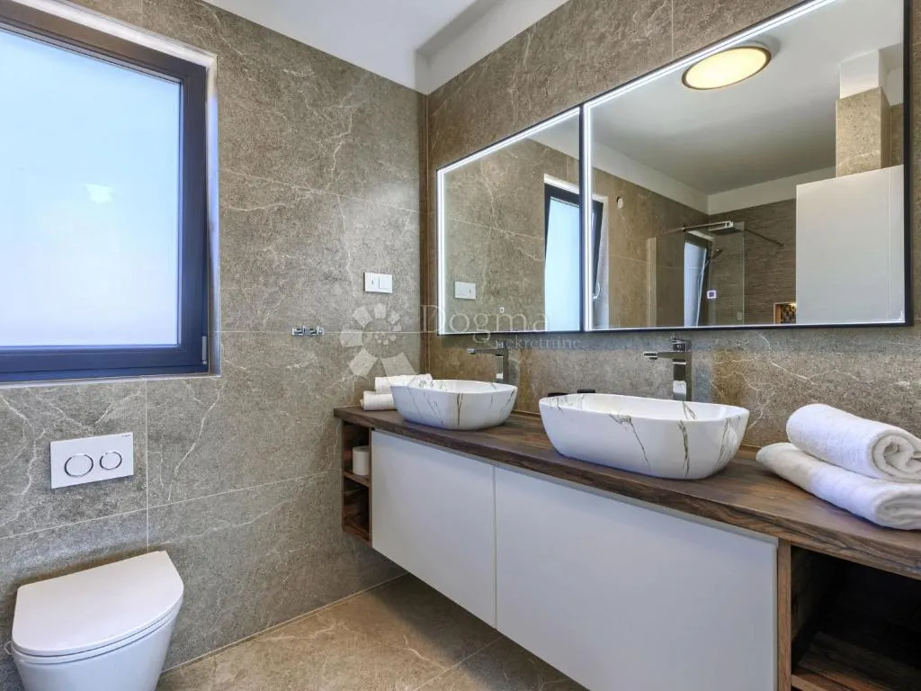 poreč - luksuzna vila s bazenom, wellnessom i 3 spavaće sobe - slika 9