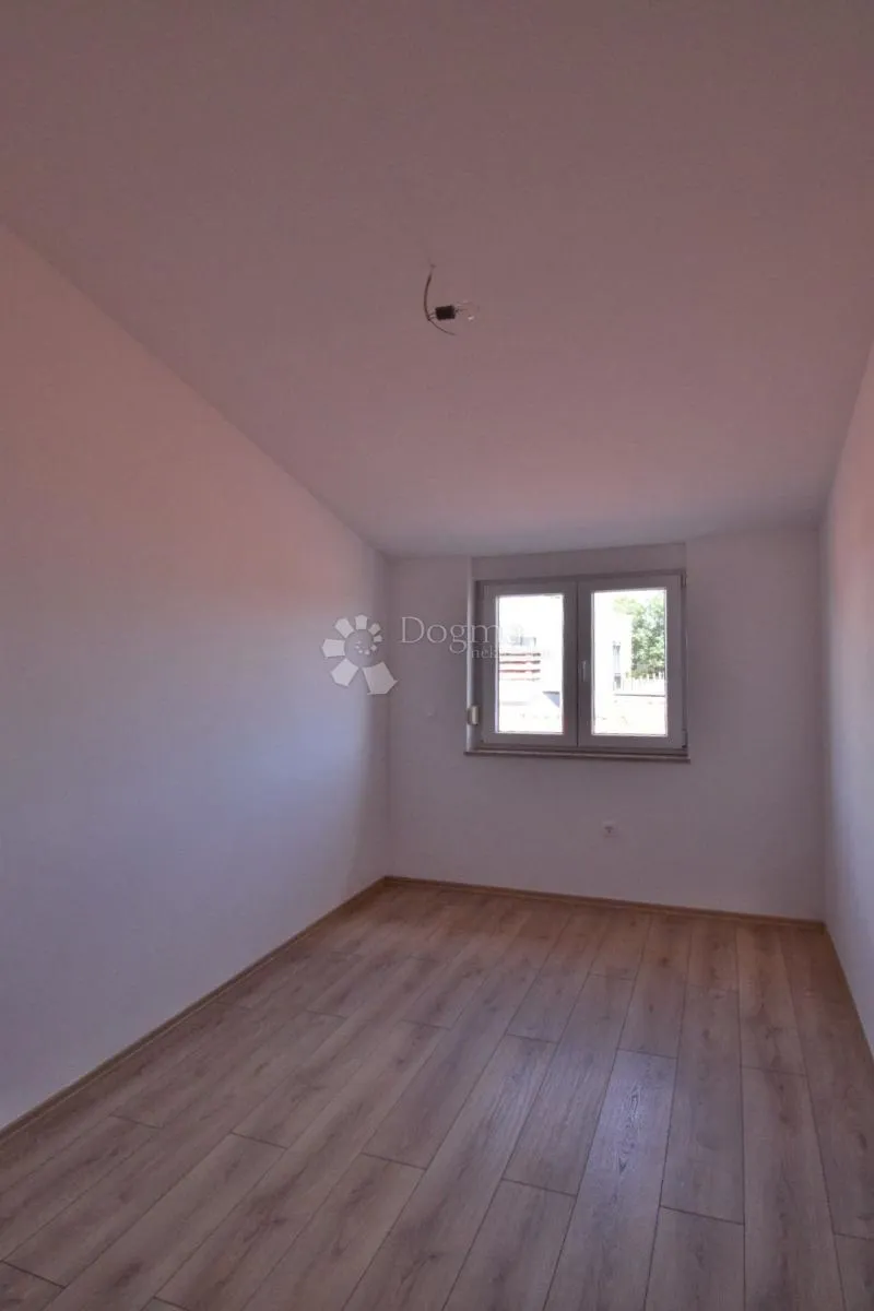 prilika - dva stana + kategorizirani studio apartman! - slika 19
