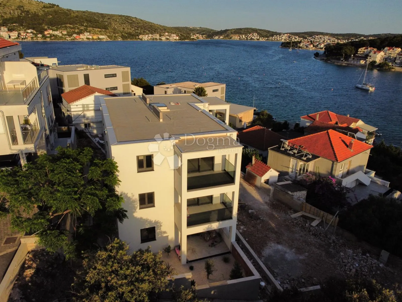 rogoznica- prizemlje u novogradnji 70m od mora - slika 2