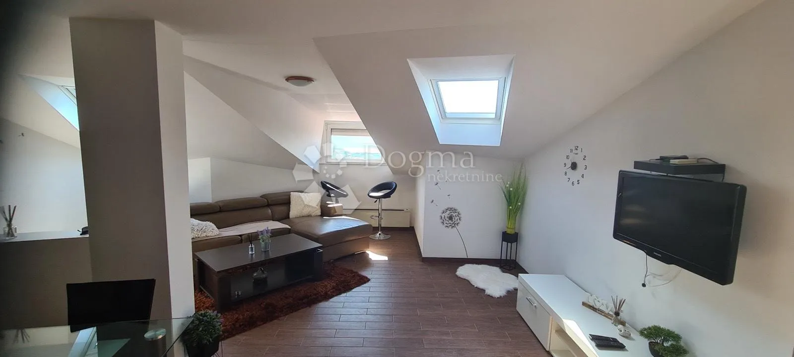 apartman u potkrovlju 50m2(u naravi 70m2) - slika 9