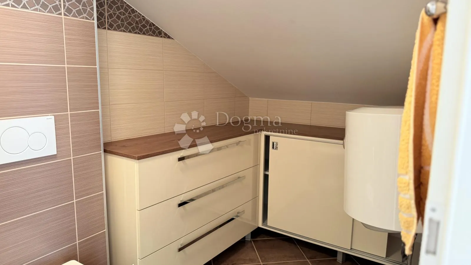 penthouse u baškoj vodi – dvoetažni, kompletno namješten - slika 23