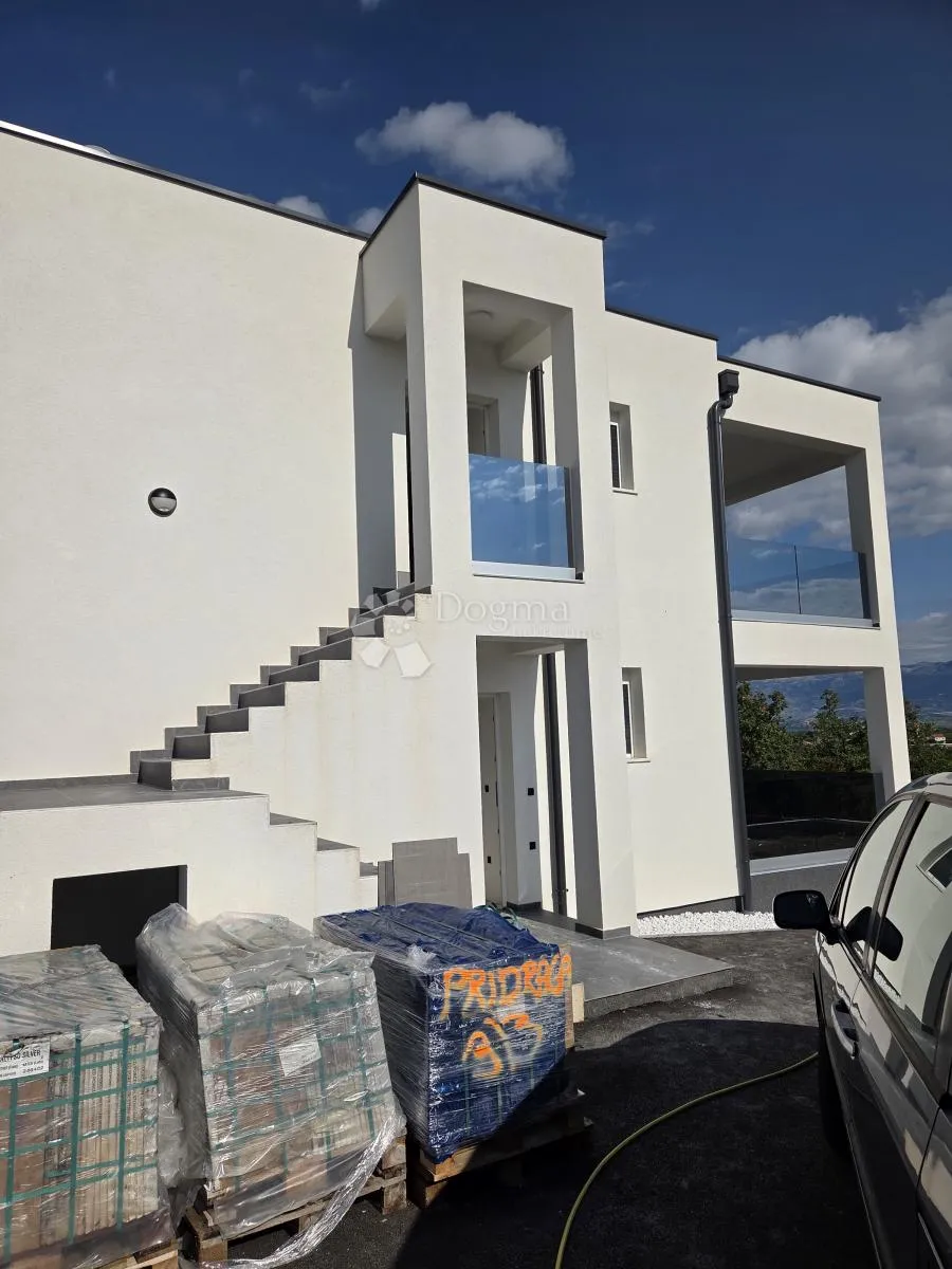 samostojeća nova vila s dva zasebna stana - novogradnja - slika 4