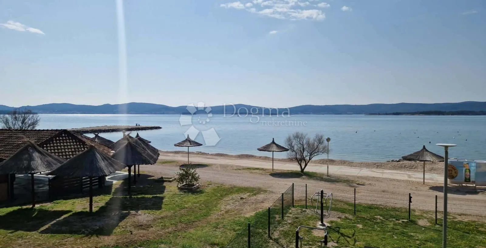kuća s 4 apartmana - drugi red od mora - slika 94