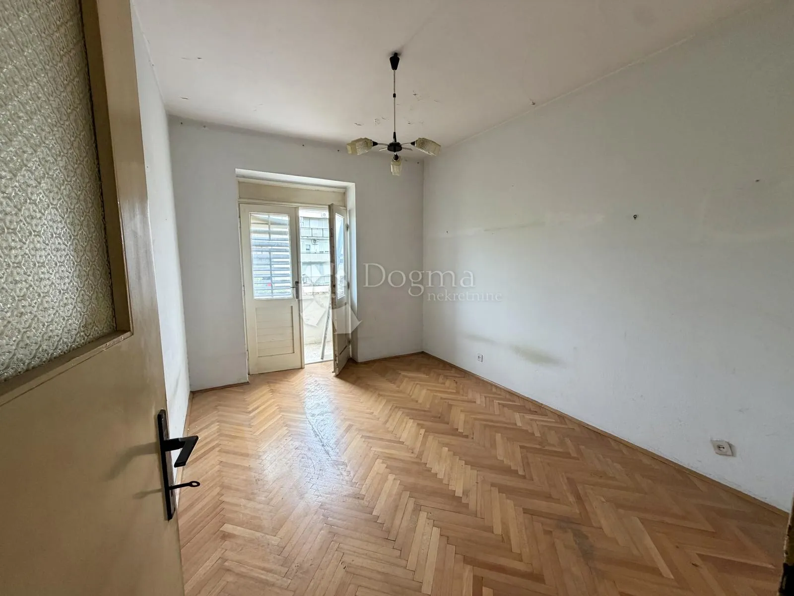 stan na odličnoj lokaciji za kompletnu adaptaciju, 57 m2 - slika 4
