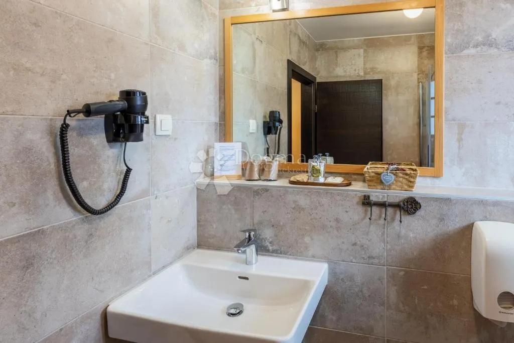 odličan manji hotel sa uigranim poslom - slika 45