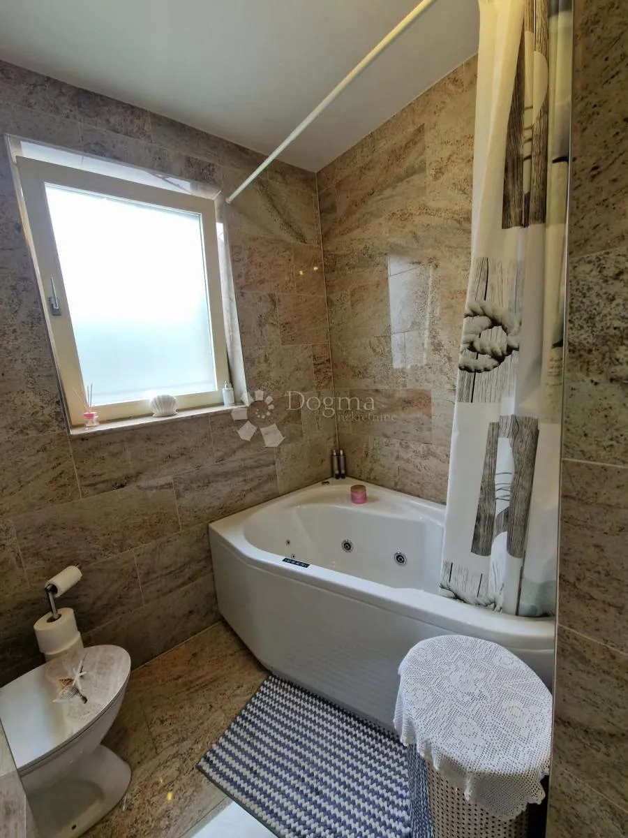 kuća s 4 apartmana - drugi red od mora - slika 22