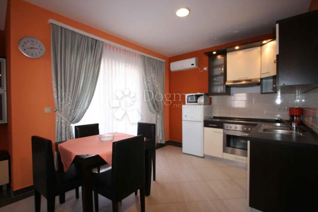 uvala soline - dva apartmana prvi red do mora - slika 7