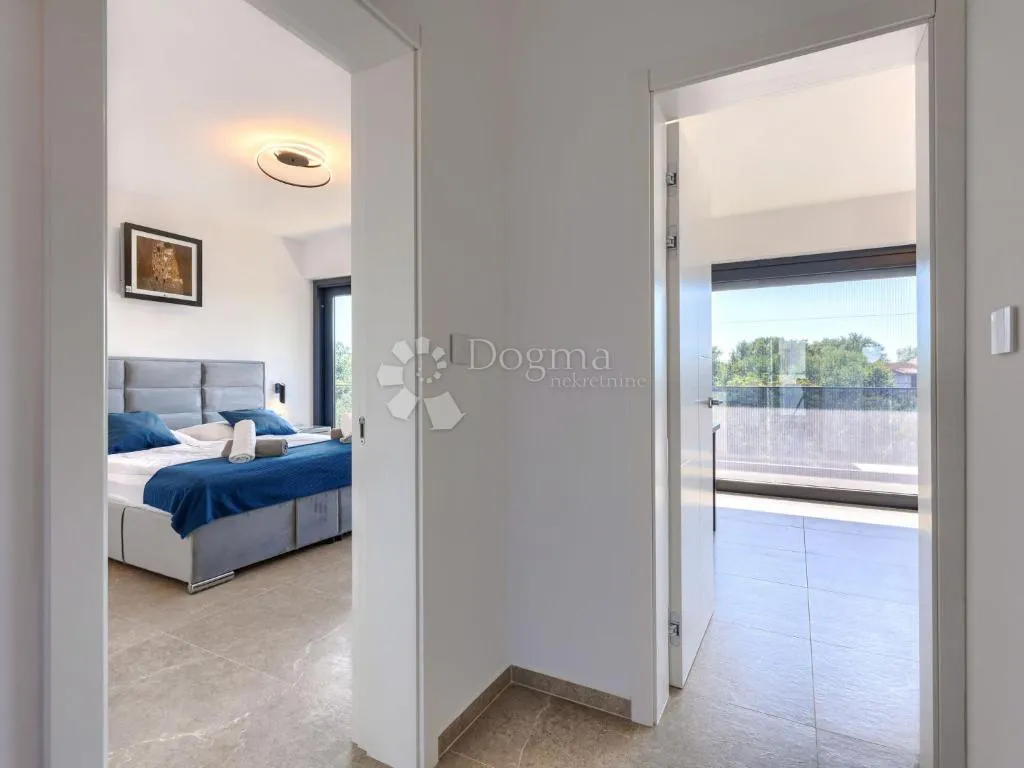 poreč - luksuzna vila s bazenom, wellnessom i 3 spavaće sobe - slika 17