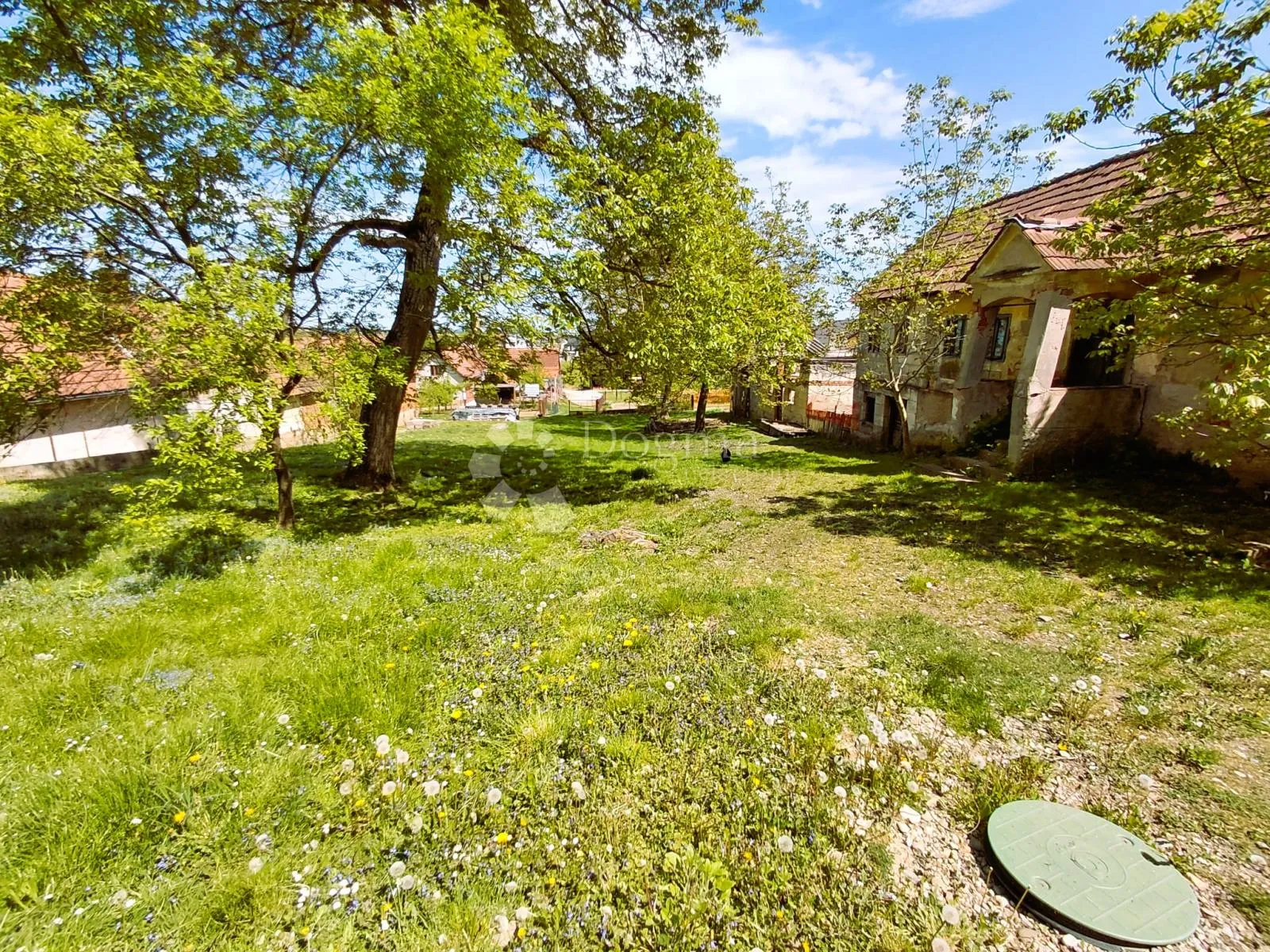 Vrlo povoljno građevinsko zemljište sa dvije kuće za renovaciju - Donje Ladanje, Maruševec