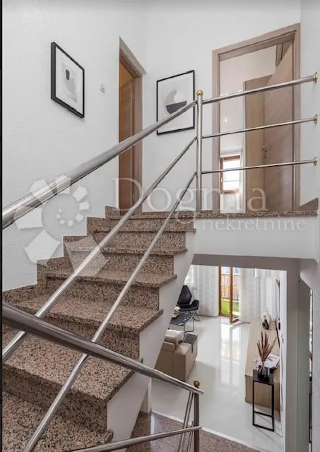 drenova -kuća 126m2,dva stana ,kompletno adaptirana!! - slika 10