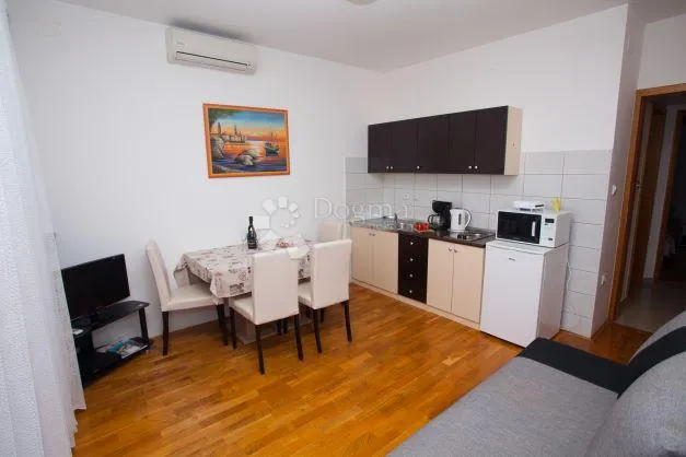 luksuzna kuća s bazenom i apartmanima na rabu - slika 20