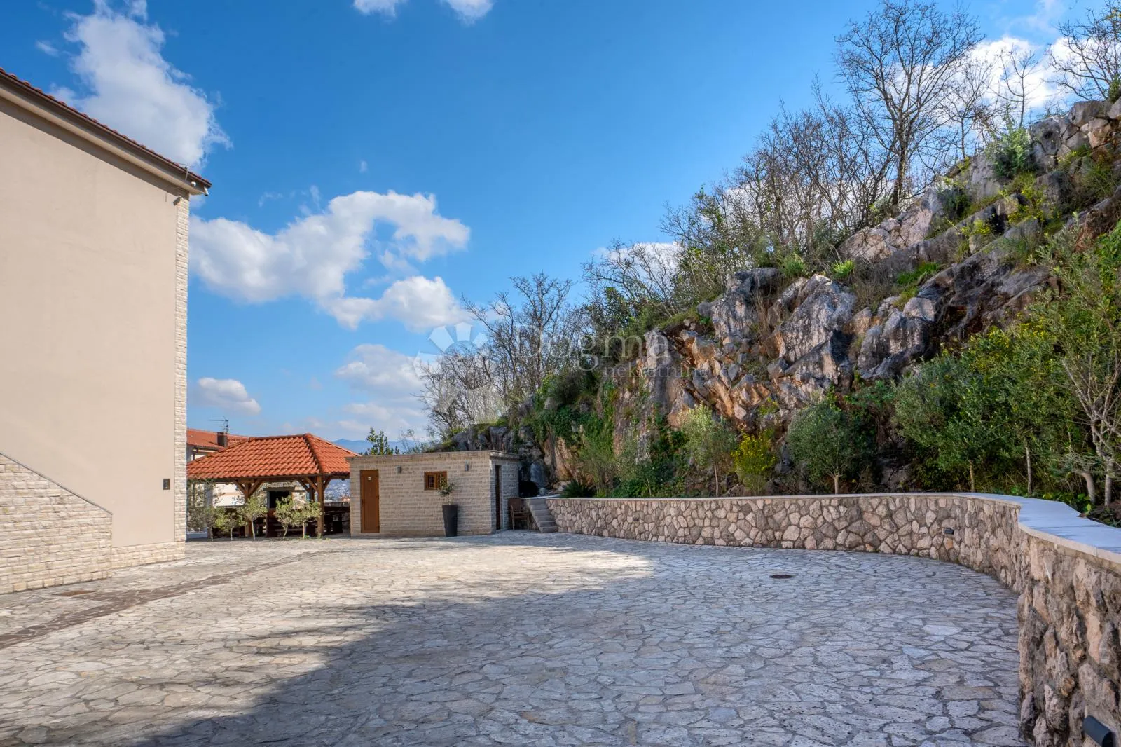 klimno, vila s bazenom i 6 app na svega 250m od mora - slika 20