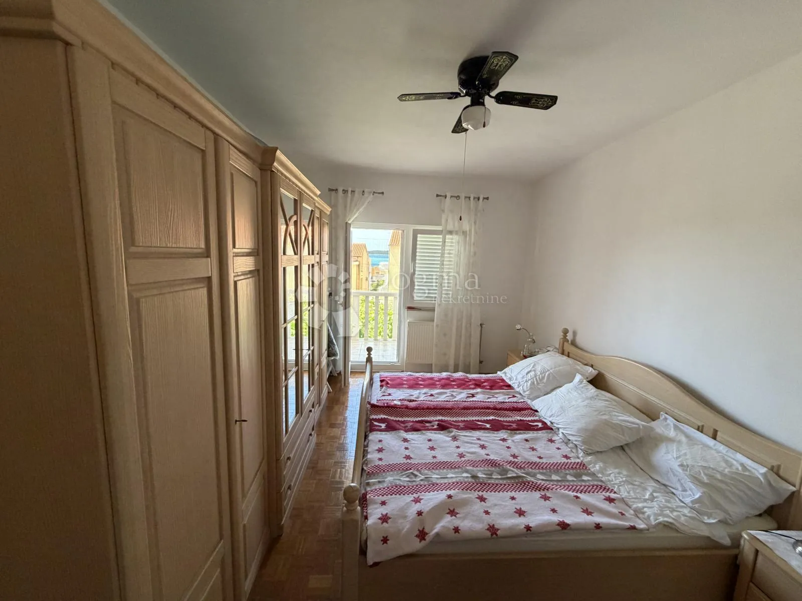 prilika u brodarici- kuća blizu mora, s 6 apartmana i 3-sobnim stanom!! - slika 28