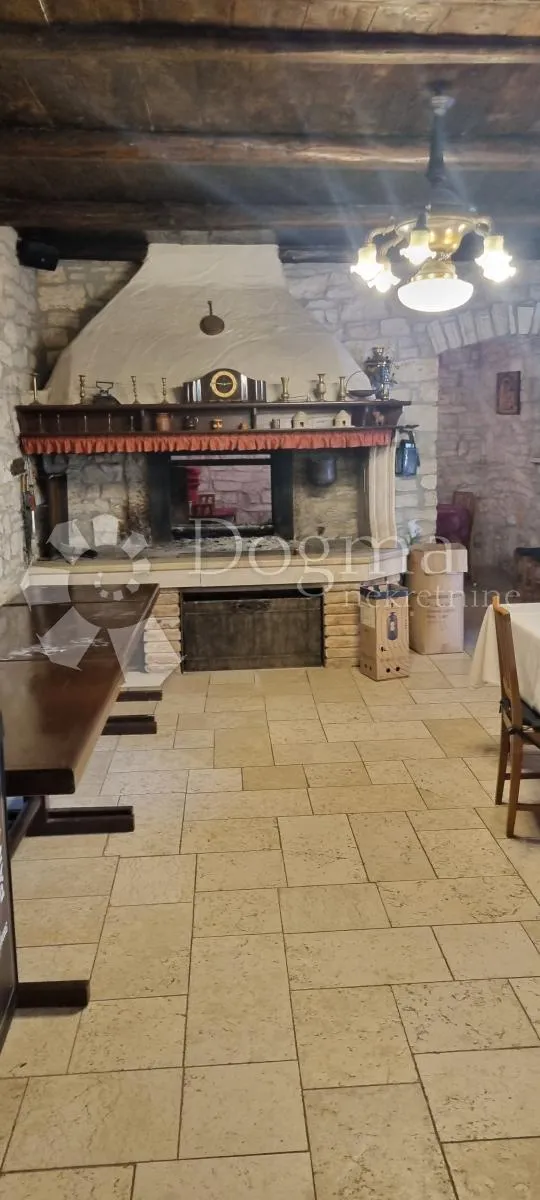 uhodani posao vila sa restoranom 2 km od mora - slika 9