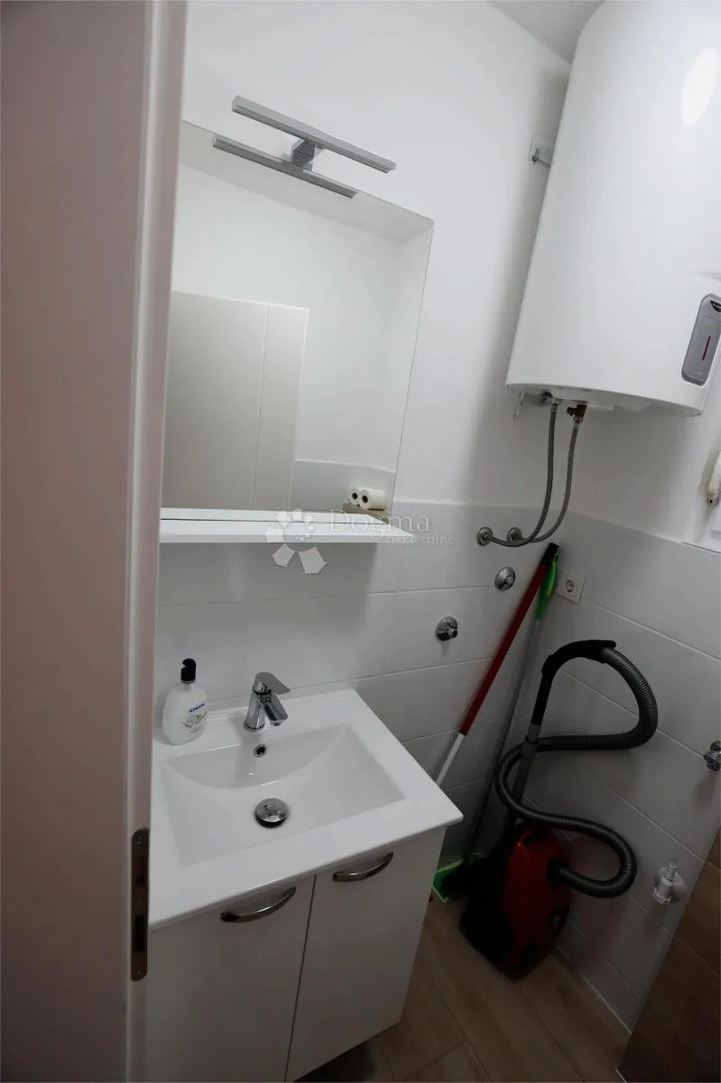 namješteni apartman u mirnom dijelu sukošana, odmah useljiv - slika 8