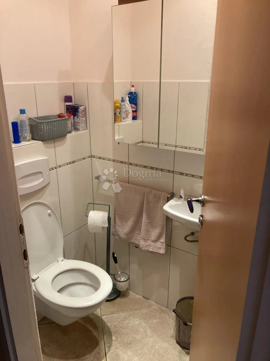 prilika - apartmanska kuća u pirovcu, 1. red do mora - slika 14