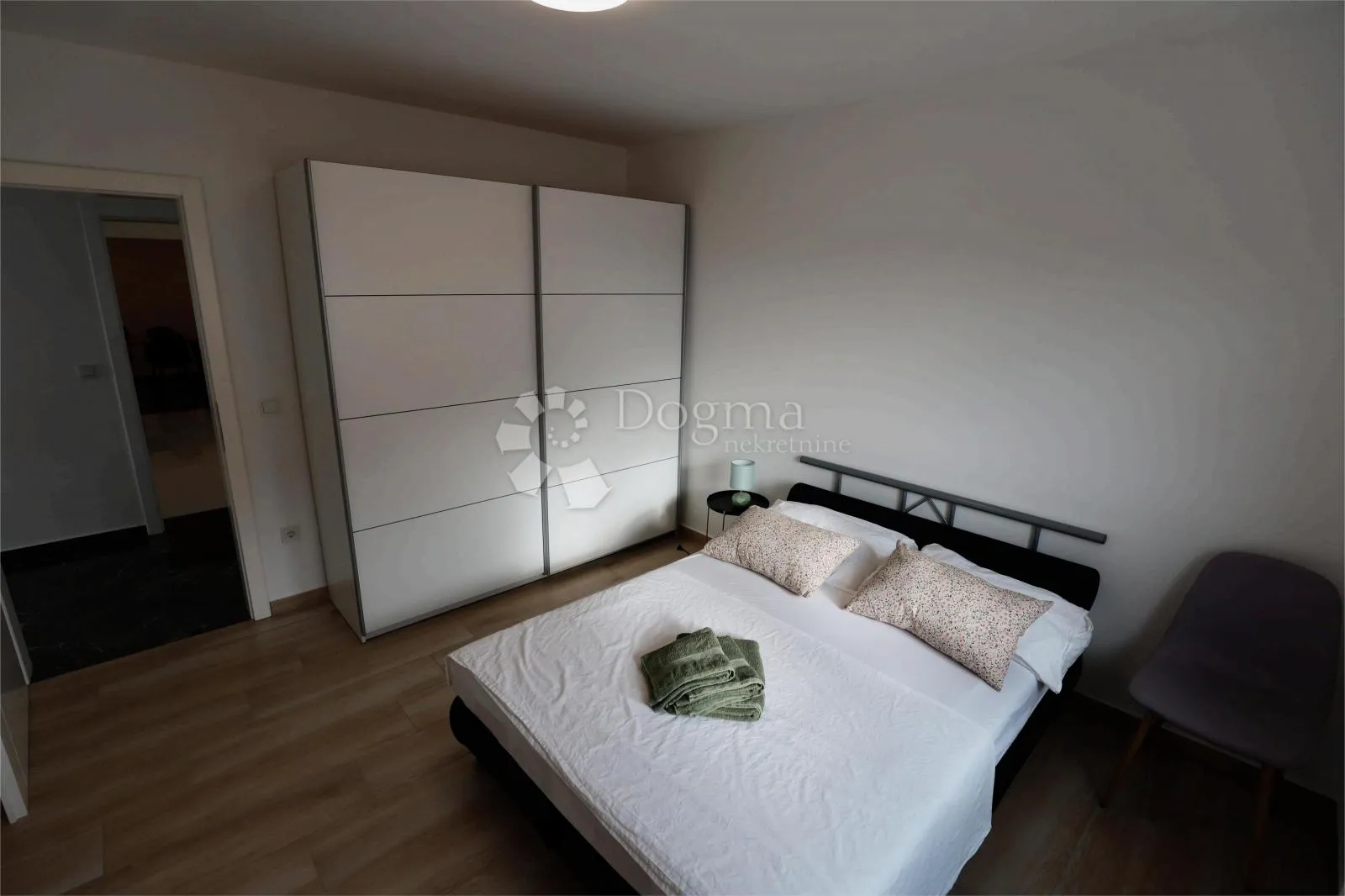 namješteni apartman u mirnom dijelu sukošana, odmah useljiv - slika 6