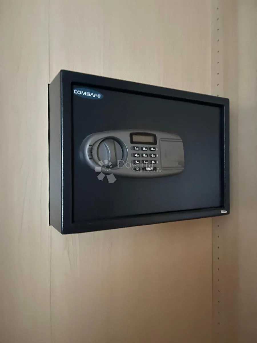 luksuzni troetažni penthouse sa terasom i bazenom - slika 17