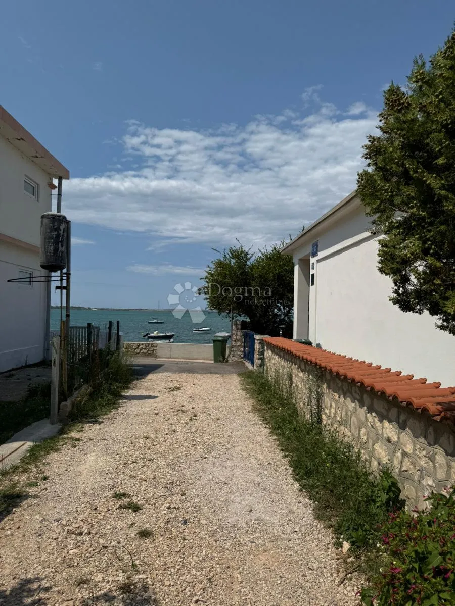 prekrasna kuća u vrsima – samo 30 m od mora! - slika 9