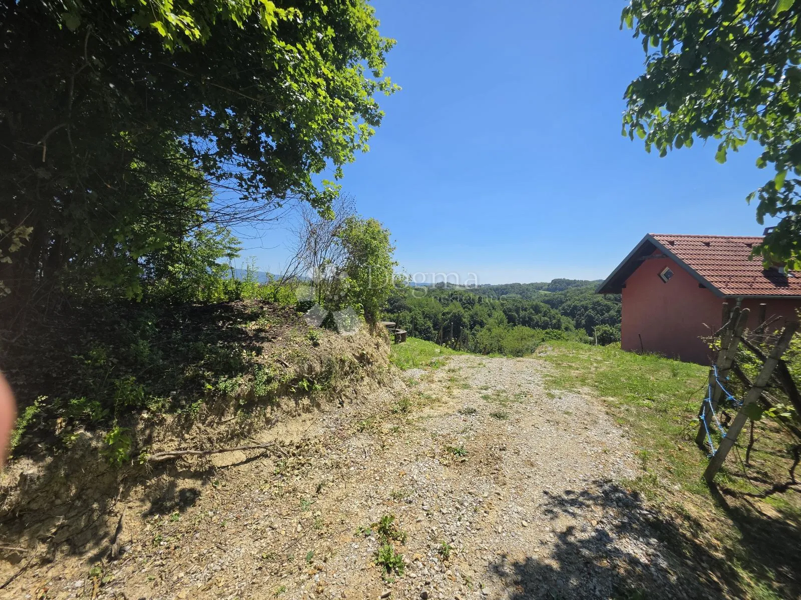 šarmantna vikend kućica s velikom okućnicom, privatnošću i vlastitim izvorima energije i vode - slika 26