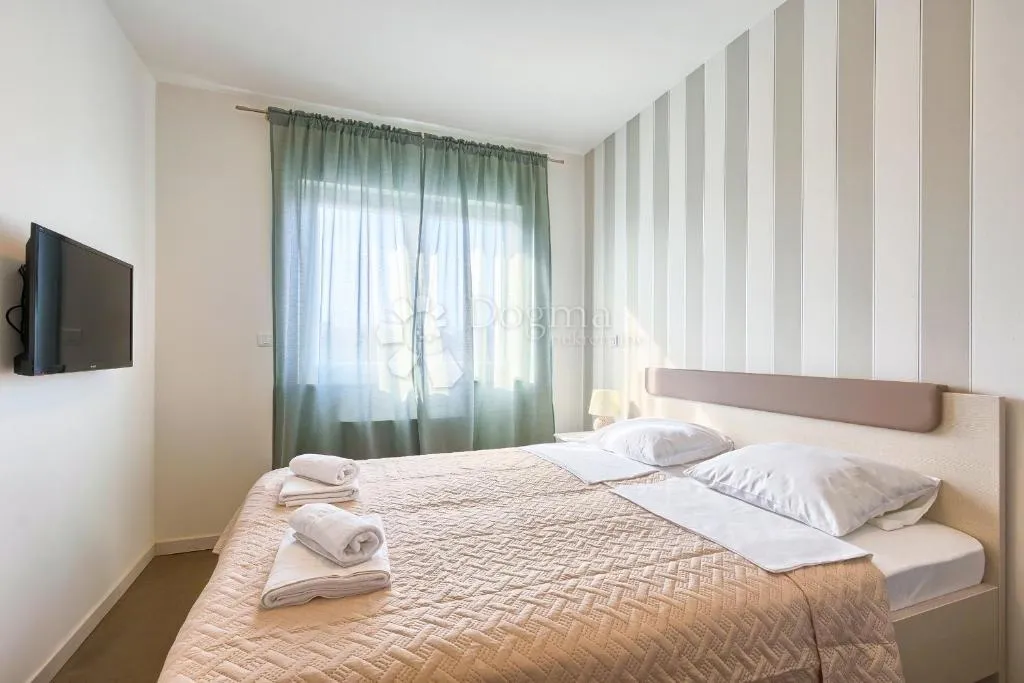 vila s 5 stanova na atraktivnoj lokaciji - slika 32