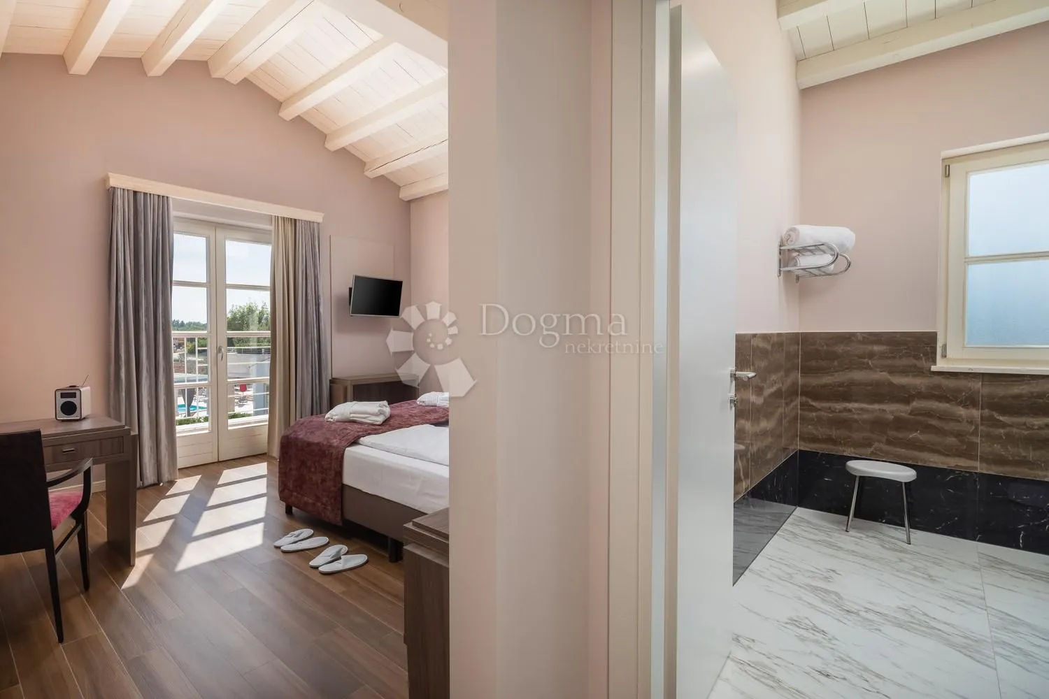 villa koja odiše elgancijom, sa bazenom i pomoćnim objektom - slika 17