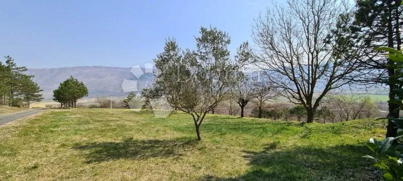 kuća sa 2 stana i prostranom građevinskom okućnicom - slika 33