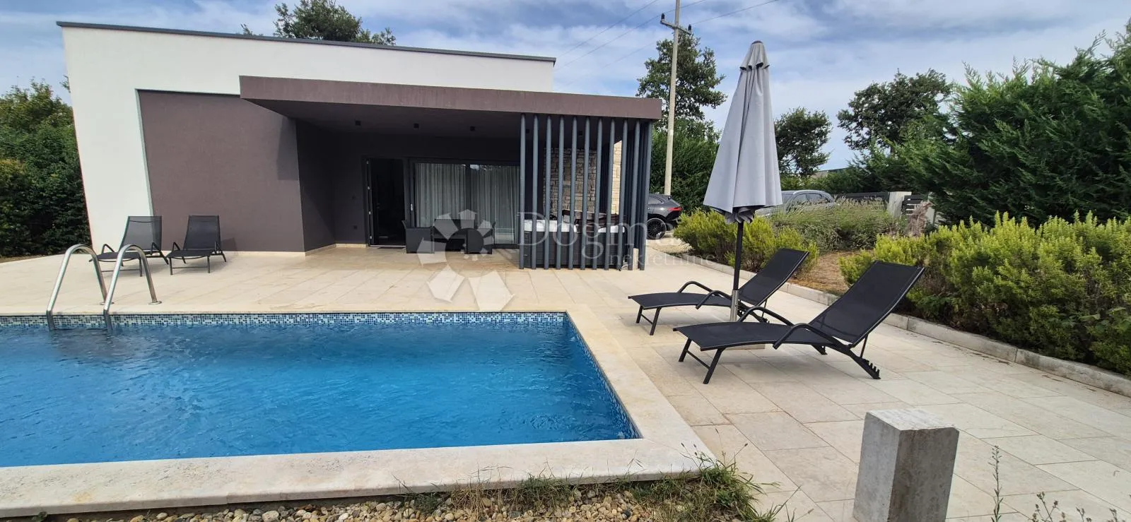 kuća sa bazenom i jacuzijem okružena zelenilom - slika 31