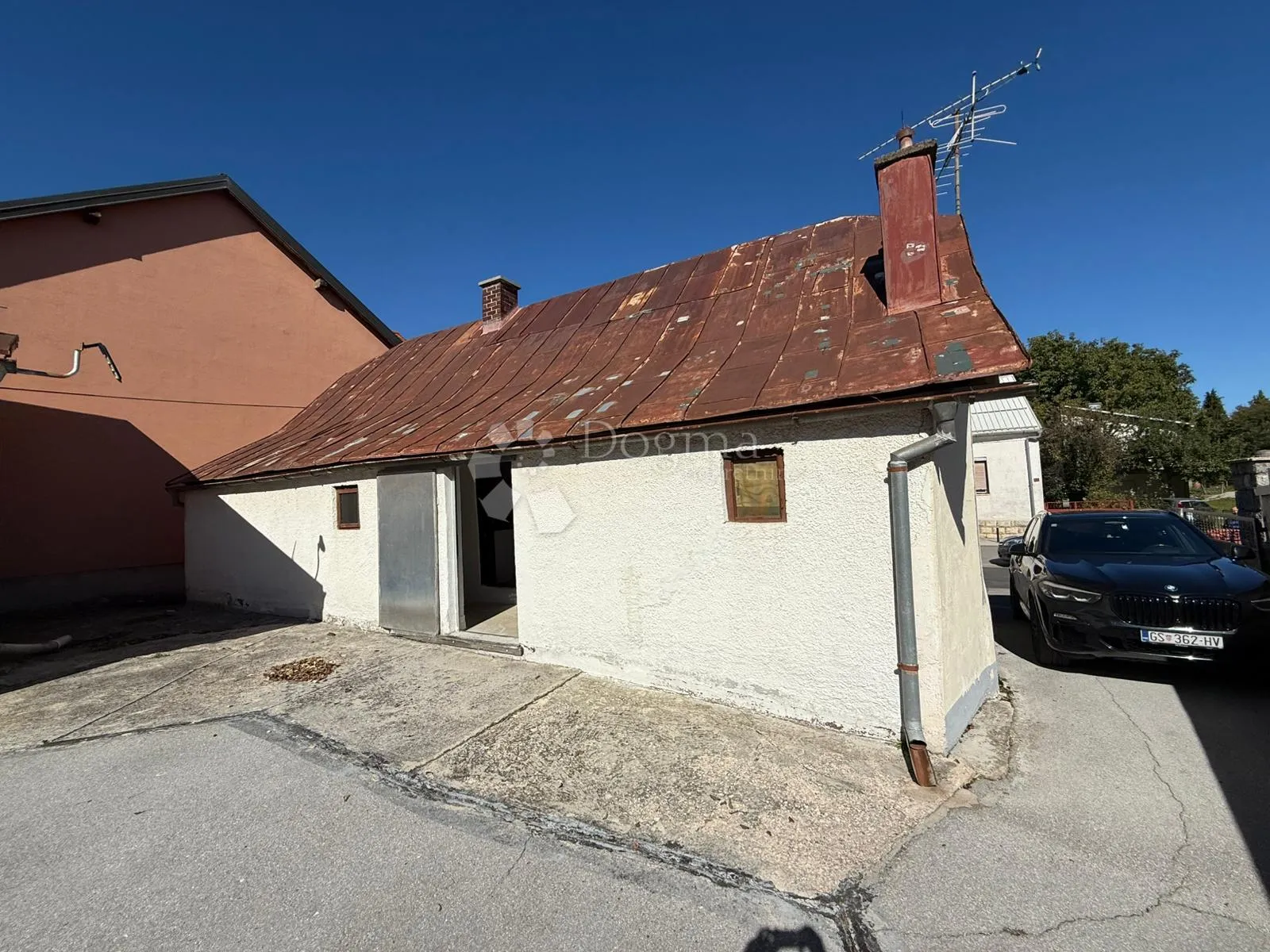 dvije kuće sa gospodarskim objektom na atraktivnoj lokaciji - gospić centar - slika 3
