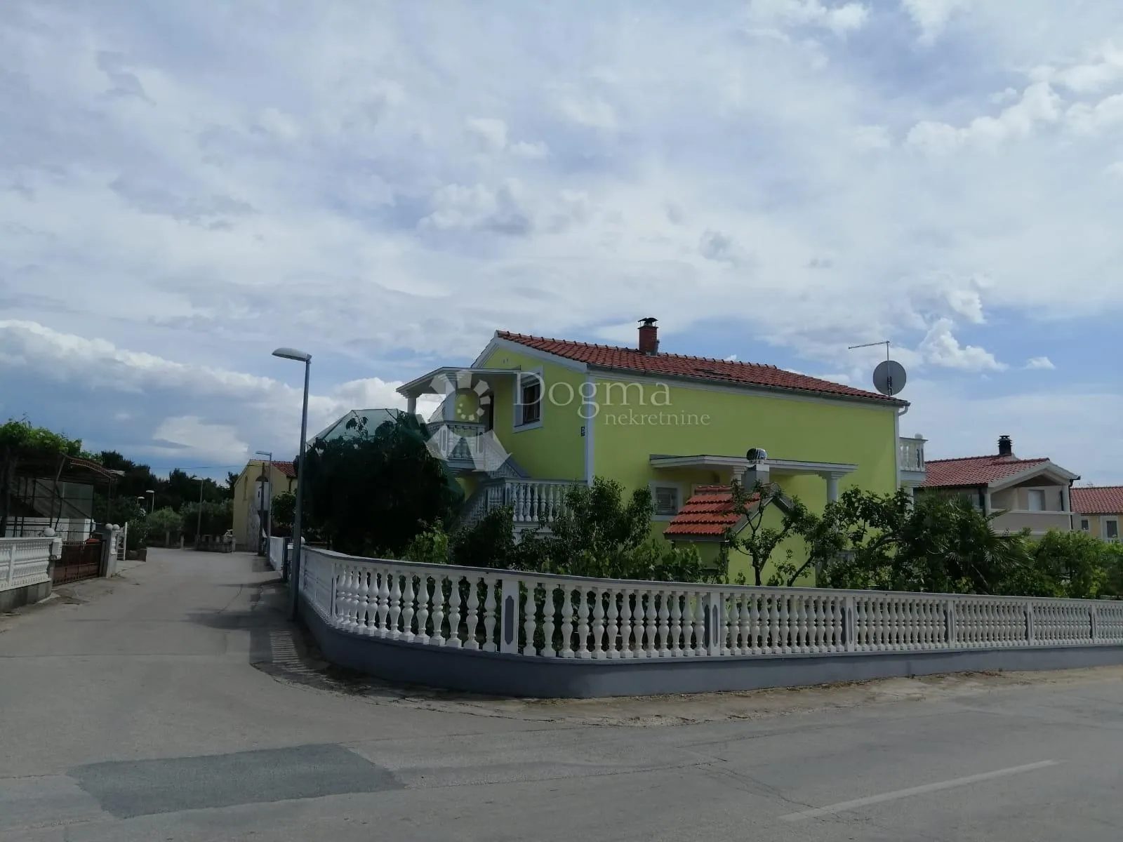 kuća u vodicama u blizini centra sa 350m2 okućnice - slika 2