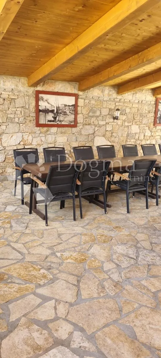 uhodani posao vila sa restoranom 2 km od mora - slika 26