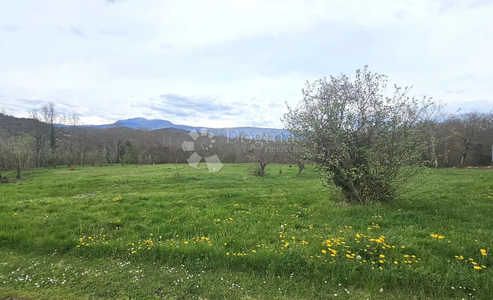 Građevinsko zemljište s pogledom na Učku - Pićan