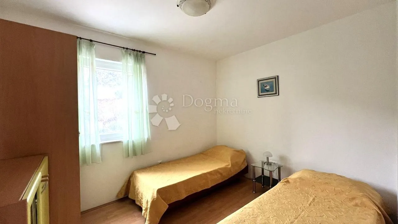 kuća sa 4 stana-pogled more i građevinska parcela - slika 35