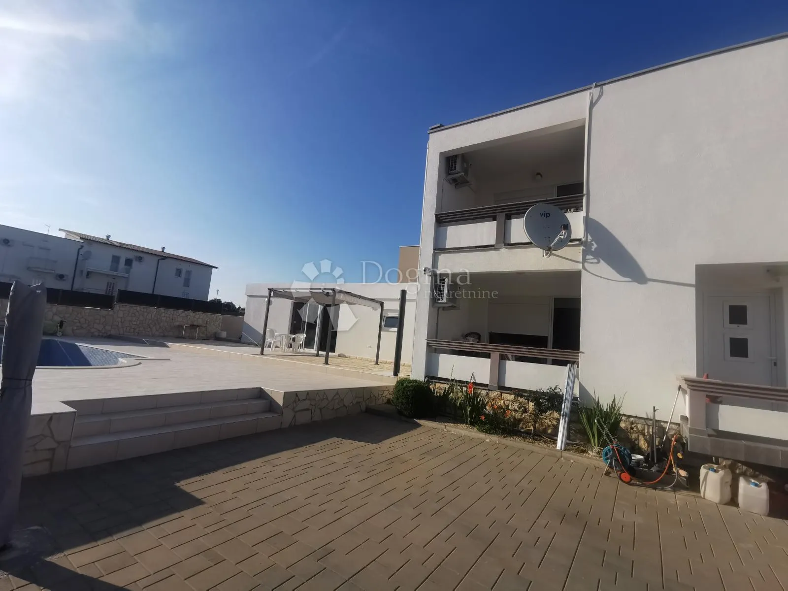 kuća na viru s bazenom i apartmanima - 698m2 - slika 3