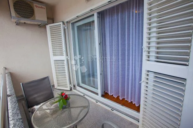 luksuzna kuća s bazenom i apartmanima na rabu - slika 11