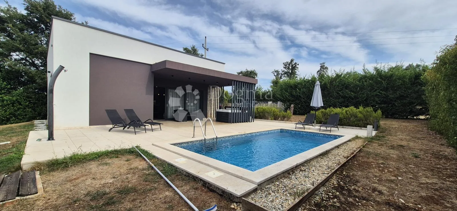 kuća sa bazenom i jacuzijem okružena zelenilom - slika 28