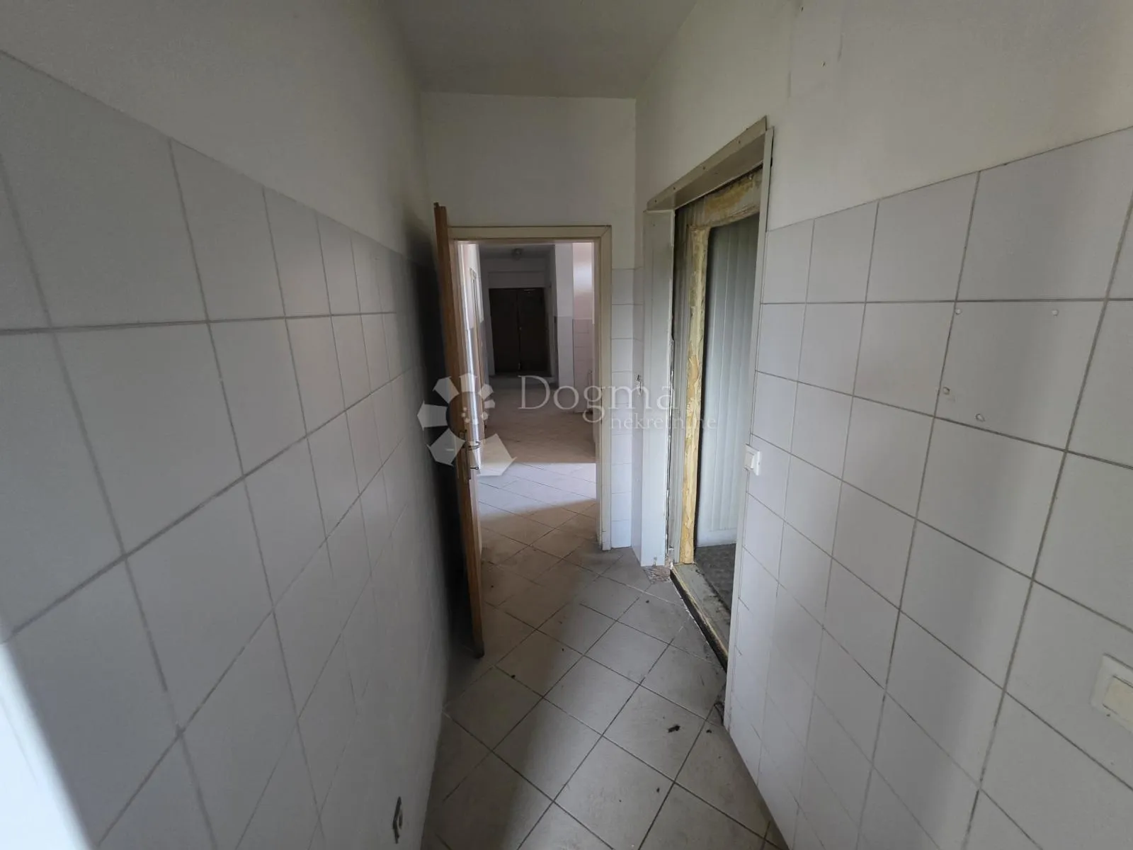 najam restorana 356m² – krušna peć, pečenjara, terasa, veliki parking - slika 11
