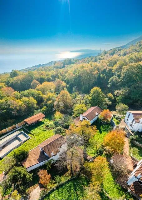 autentično pitoreskno selo sa 6 kuca iznad opatije - slika 10