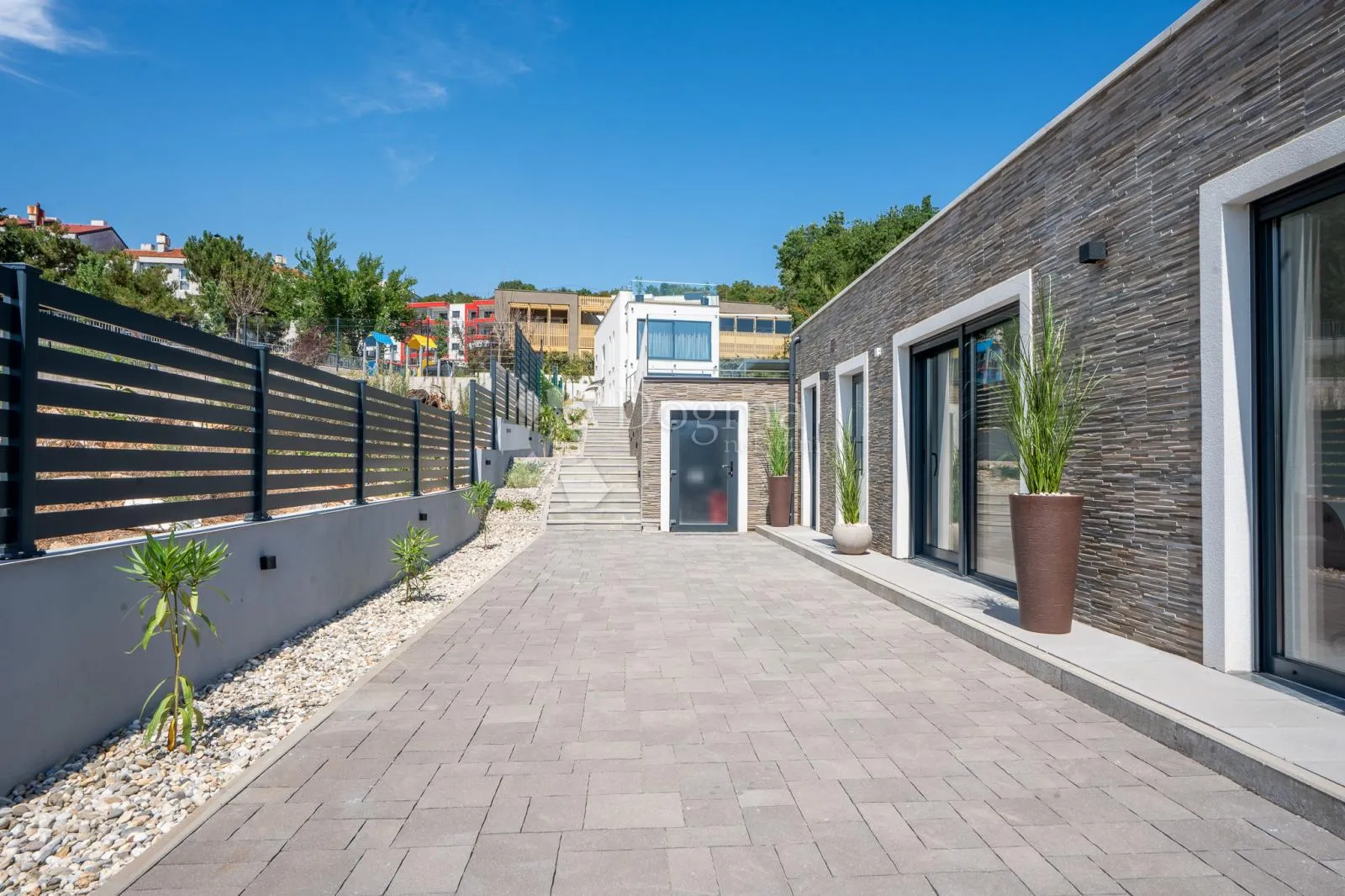 samostojeća moderna vila sa bazenom - slika 31