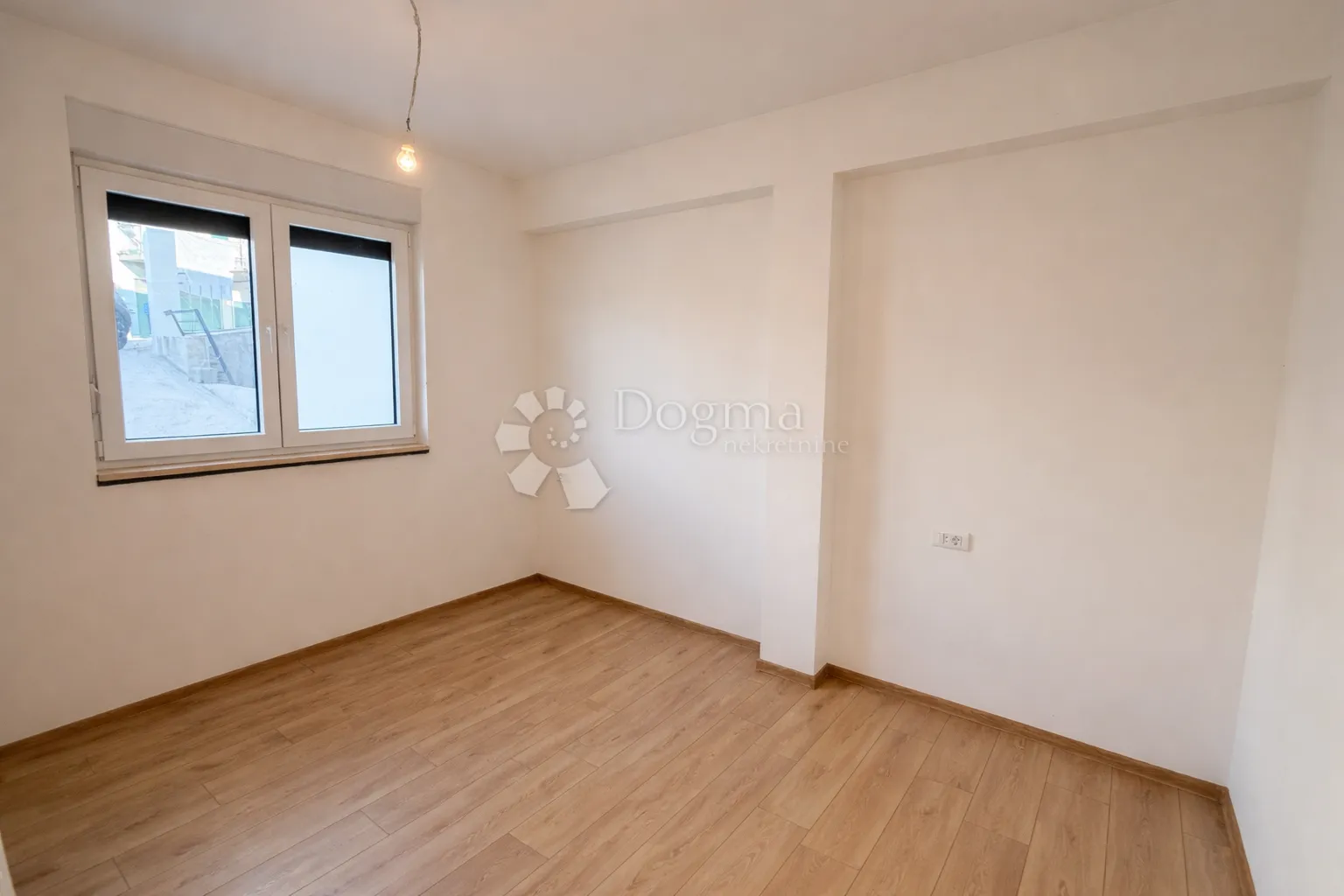 kuća s tri odvojena stana, garažom i 5 parkirnih mjesta - slika 6