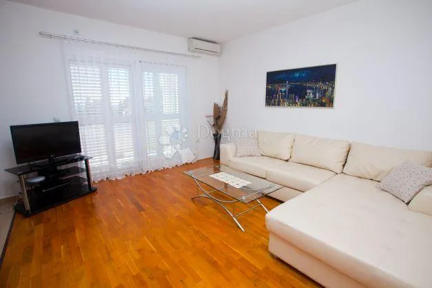 luksuzna kuća s bazenom i apartmanima na rabu - slika 9