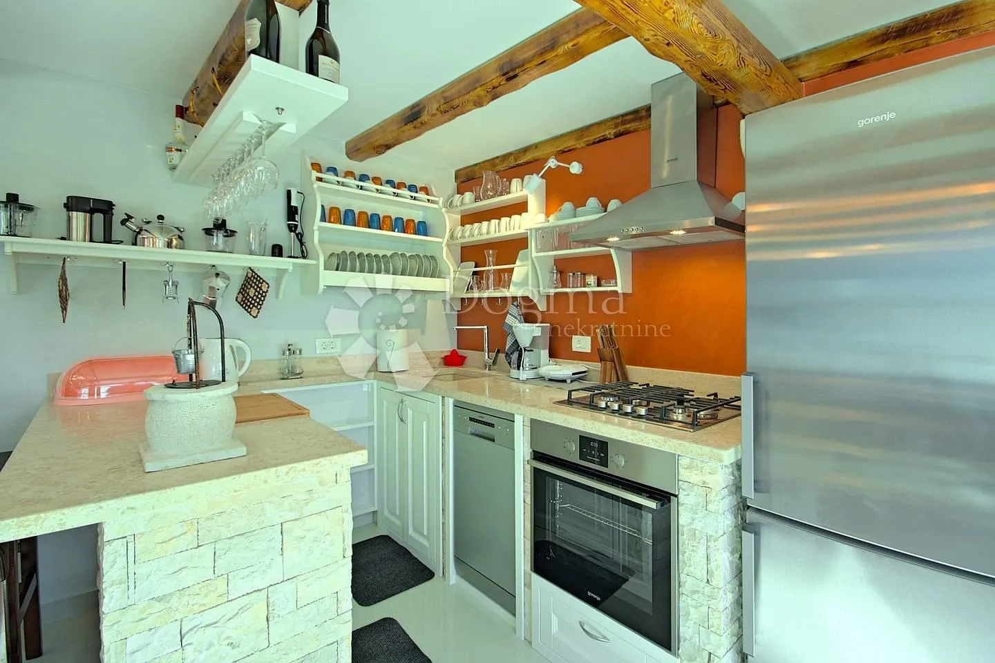 villa na rubu sela nedaleko mora - slika 21
