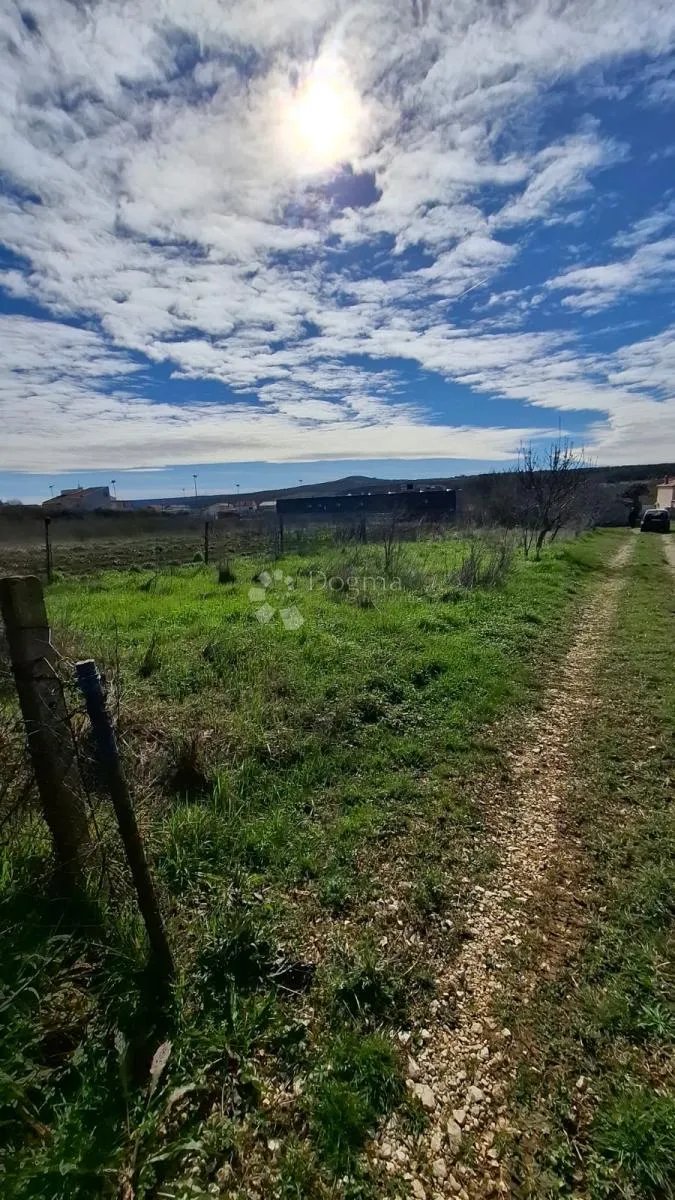 građevinsko zemljište sa objektom - slika 2