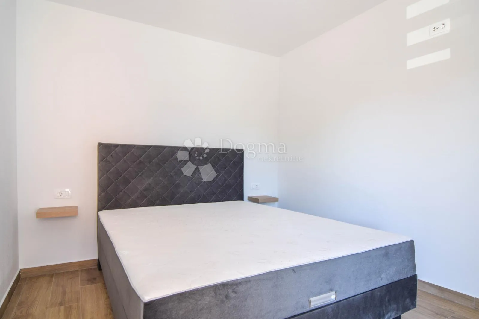 novigrad, moderna dvojna vila s bazenom i 3 spavaće sobe - slika 12