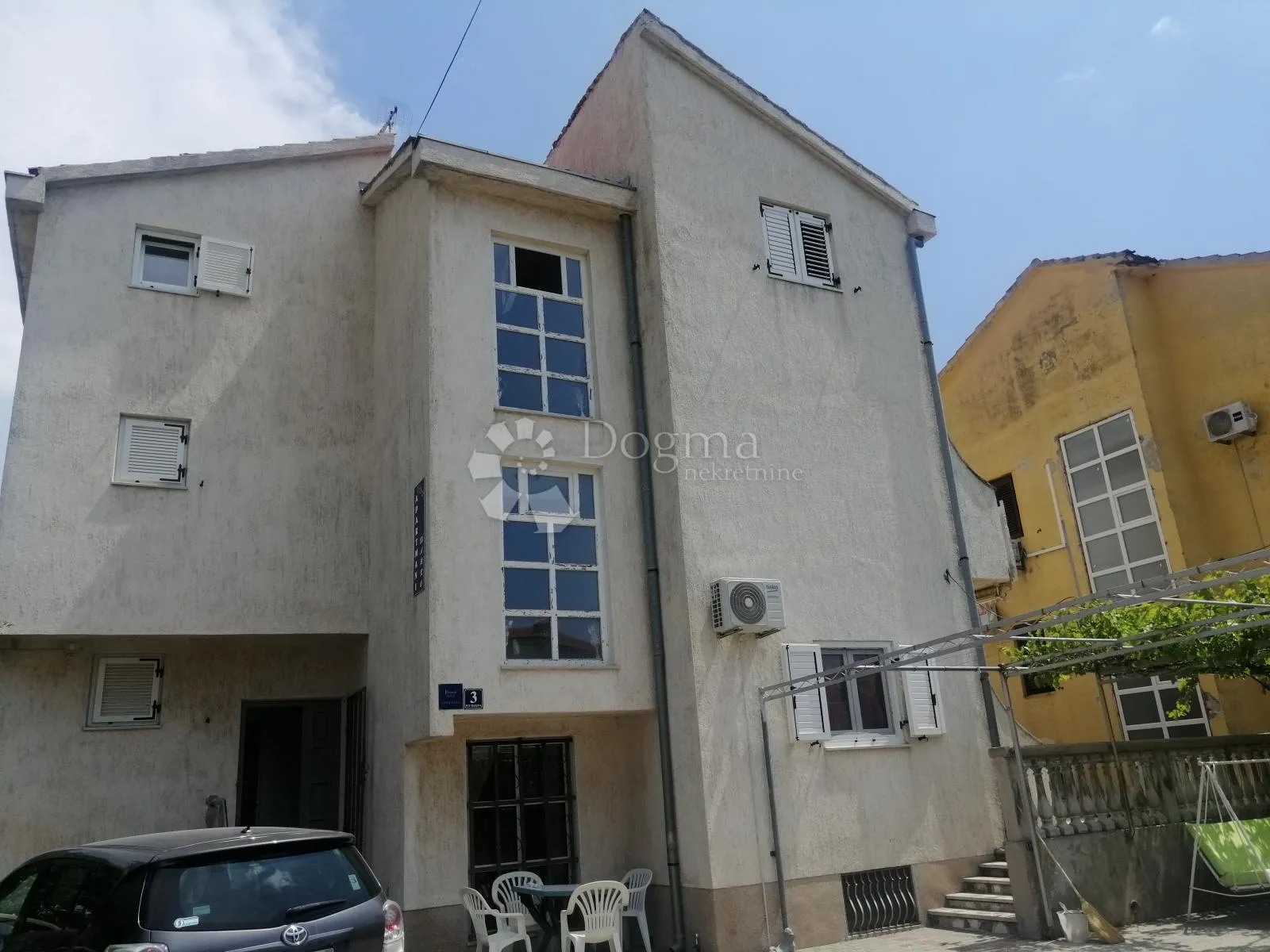 tribunj - kuća s 9 apartmana + građevinska parcela 418 m2 - slika 4