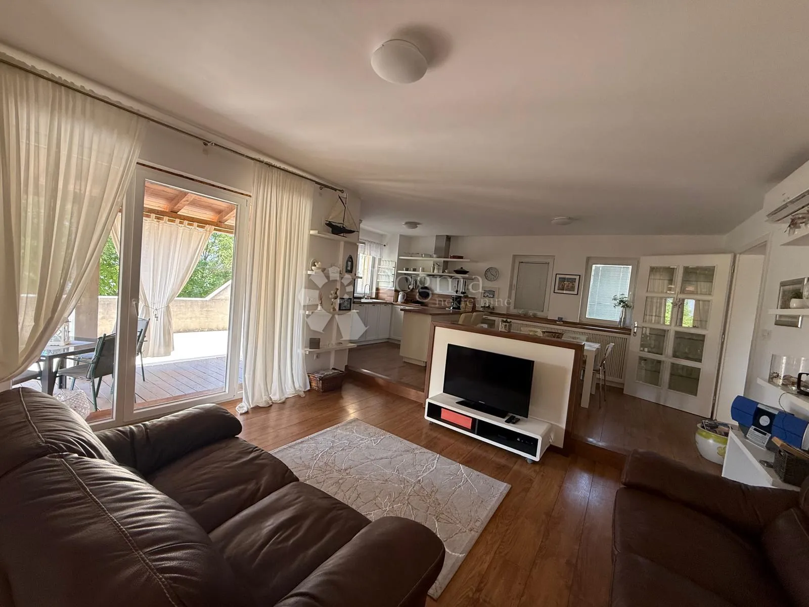 kuća na pagu s velikim dvorištem - 310m2 - slika 1