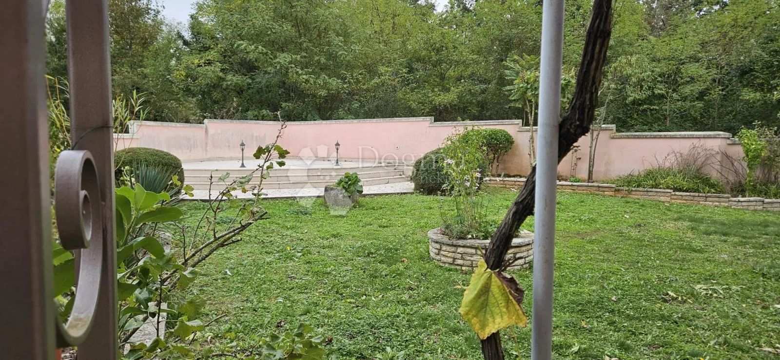 ekskluzivno kuća na osami, okružena šumom - slika 31