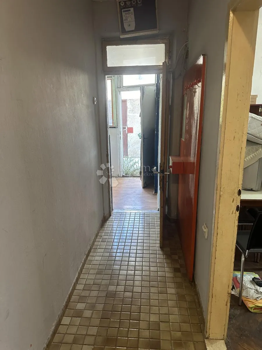 šibenik, stan u centru s poslovnim prostorom, za adaptaciju - slika 4