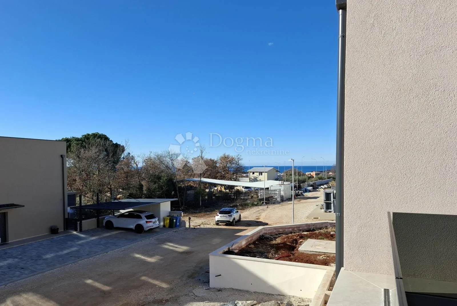 d-stan s krovnom terasom,pogledom more, u blizini plaže i centra - slika 8