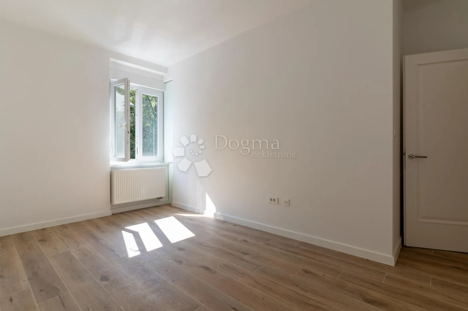 novoadaptiran (2026) 4s stan 110m2 na vrhunskoj lokaciji donji grad - slika 16